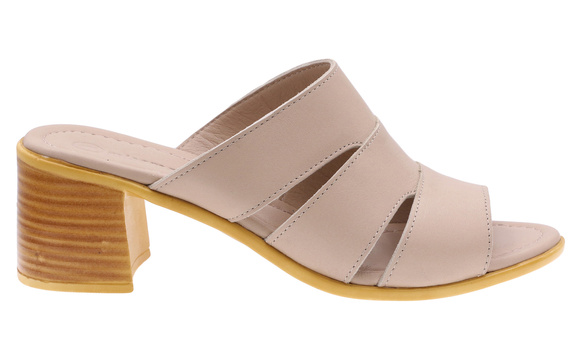 Damen-Flip-Flops auf einem Block