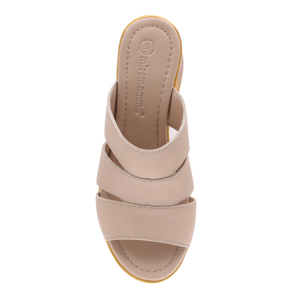 Damen-Flip-Flops auf einem Block