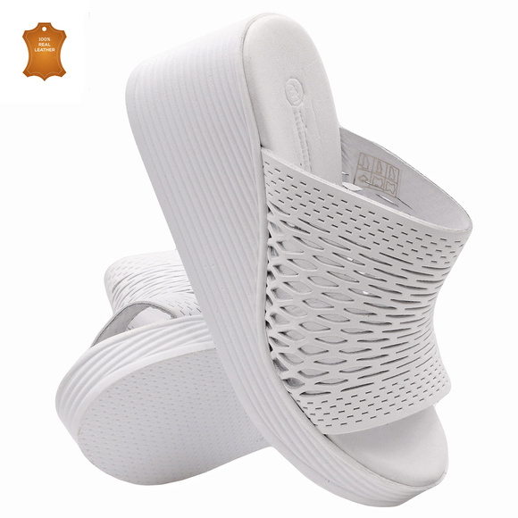 Damen-Schutz-Flip-Flops hoch durchbrochen auf einem Keil