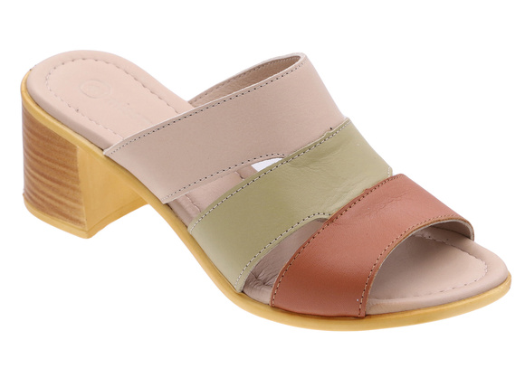 Damen-Flip-Flops auf einem Block