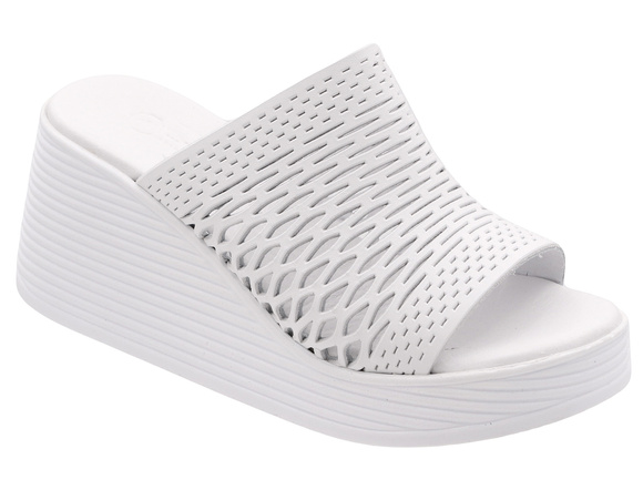 Damen-Schutz-Flip-Flops hoch durchbrochen auf einem Keil