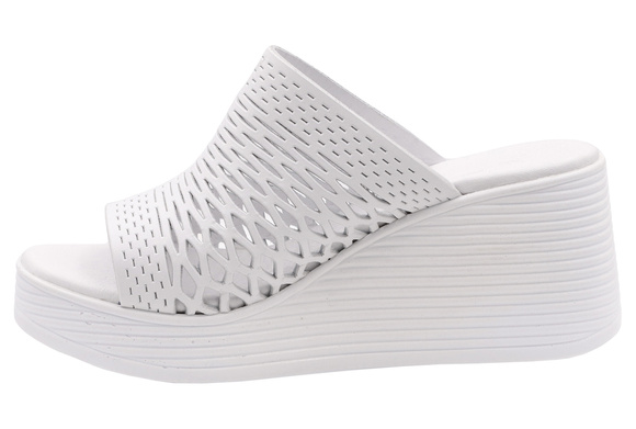 Damen-Schutz-Flip-Flops hoch durchbrochen auf einem Keil