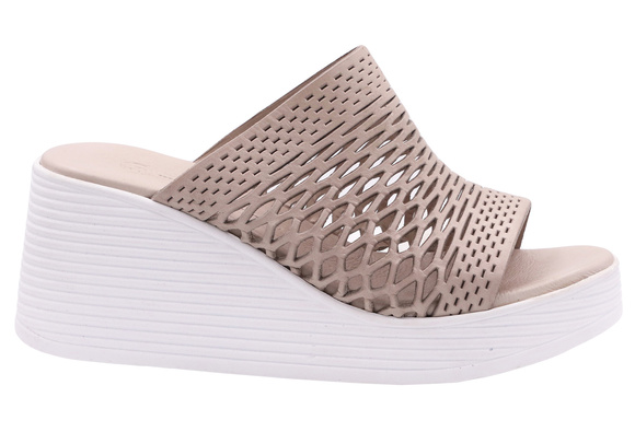 Damen-Schutz-Flip-Flops hoch durchbrochen auf einem Keil