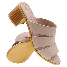 Damen-Flip-Flops auf einem Block