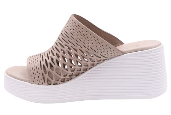 Damen-Schutz-Flip-Flops hoch durchbrochen auf einem Keil