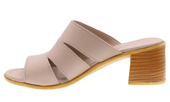 Damen-Flip-Flops auf einem Block