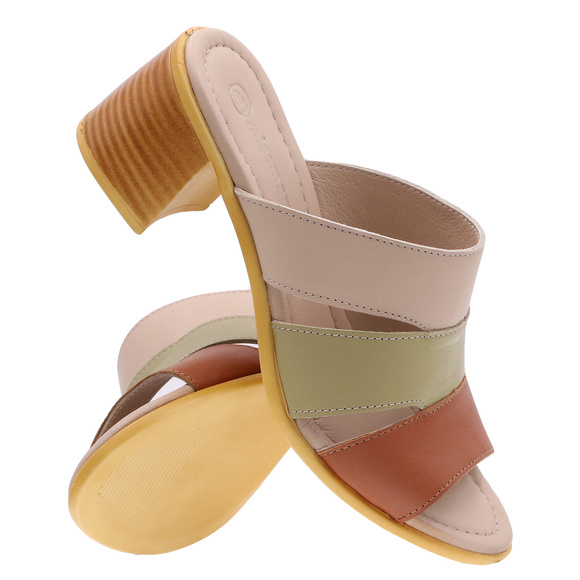 Damen-Flip-Flops auf einem Block