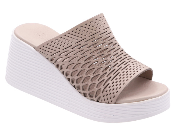 Damen-Schutz-Flip-Flops hoch durchbrochen auf einem Keil