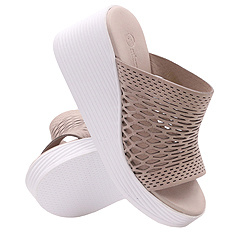 Damen-Schutz-Flip-Flops hoch durchbrochen auf einem Keil