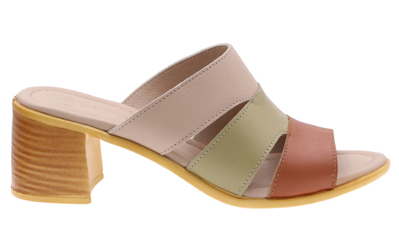 Damen-Flip-Flops auf einem Block